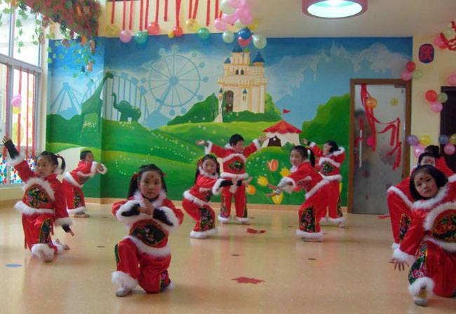 孩子們的表演充滿稚氣未脫的童真