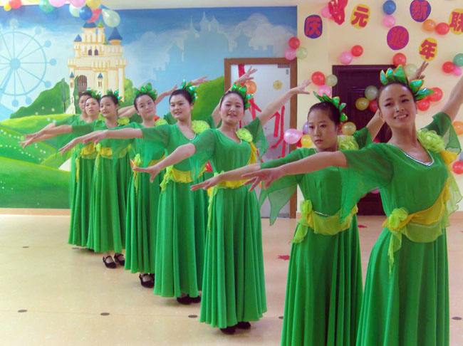 園內老師們排演的節目很出彩