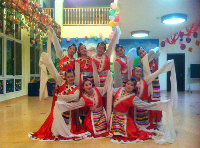 園內老師們載歌載舞