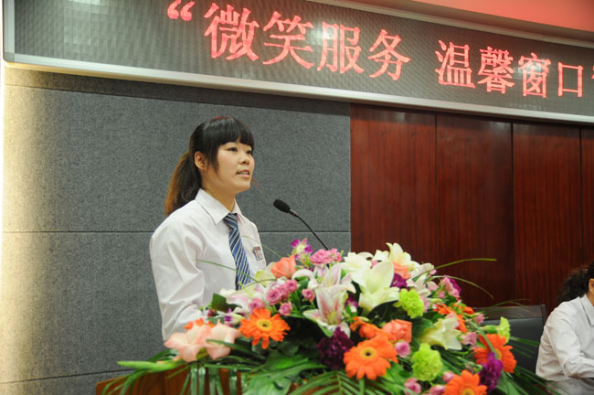 優(yōu)秀品類部員工代表上臺發(fā)言