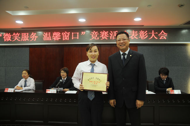 華億國際常務副總張樹華與榮獲一等獎的柜組員工合影