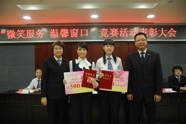 華億國際常務副總張樹華、副總經(jīng)理孫艷為演講比賽第二名頒獎