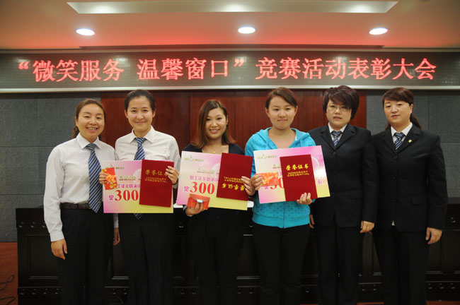 華億國際副總經(jīng)理楊艷菁、柯琳、王萍為演講比賽第三名頒獎