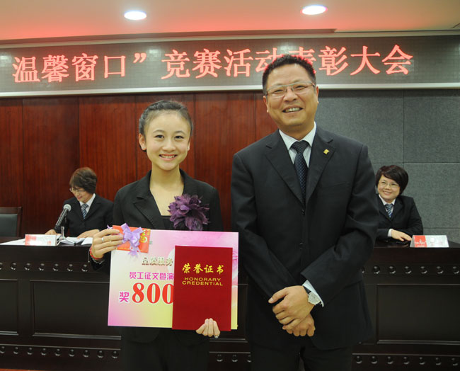 華億國際常務副總張樹華為演講比賽第一名頒獎