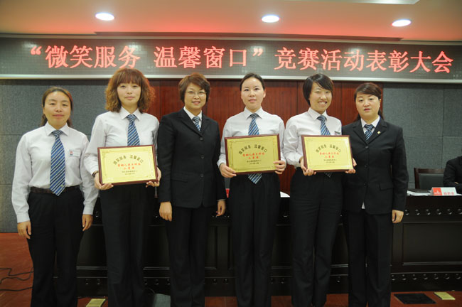 榮獲二等獎的柜組員工與領導合影