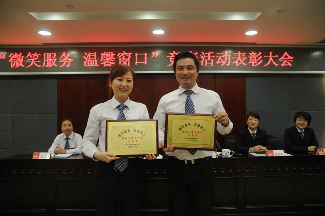 榮獲三等獎的柜組員工合影