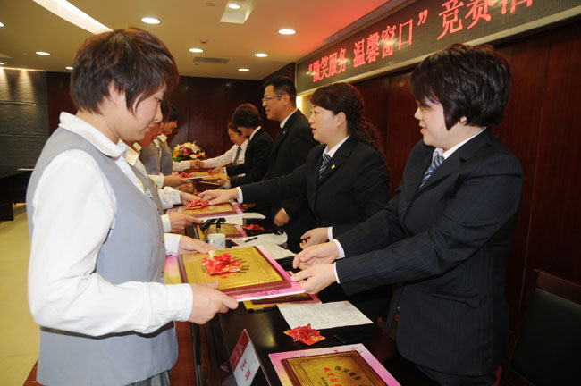 各位領導為獲獎者頒獎