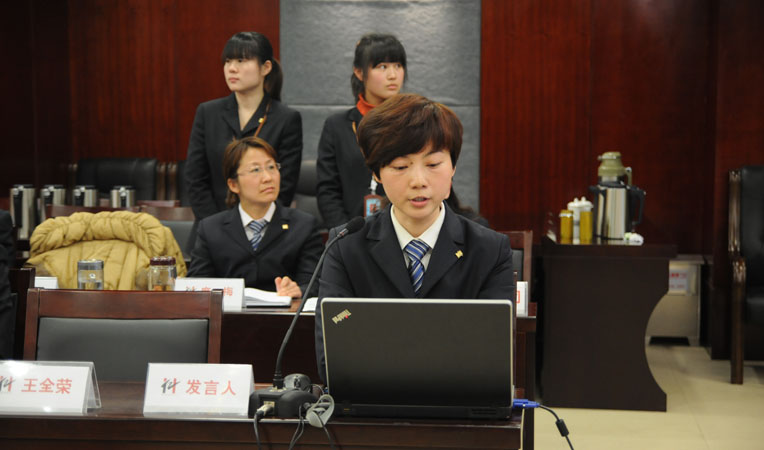 華億集團企業管理處處長洪瑋匯報2012年各公司考核情況