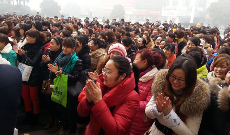 員工們歡聲笑語迎新年