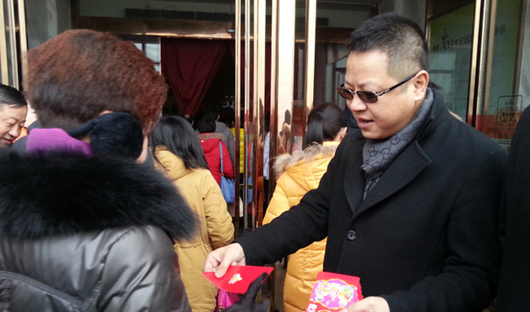 華億國際常務副總經理張樹華給員工們發放紅包