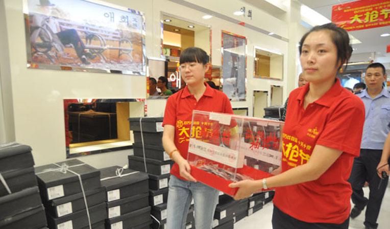 工作人員護送抽獎箱