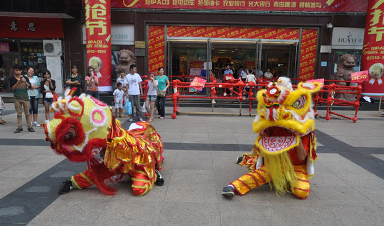 舞獅表演匯聚人氣