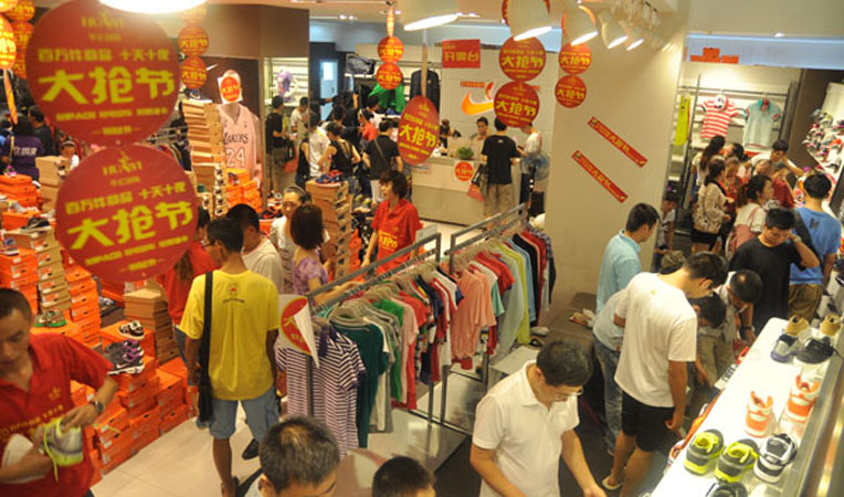 每個專柜前都人頭攢動