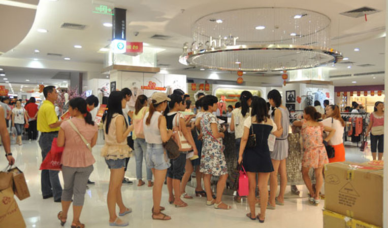 每個收銀臺前都是等待繳費的長龍