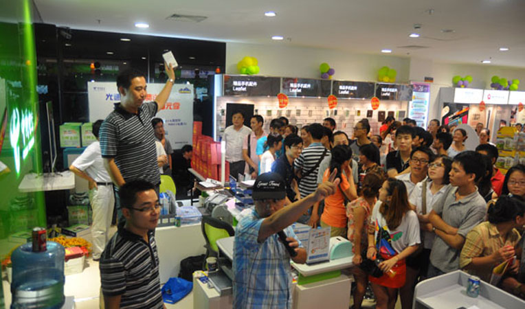 智能手機的競拍讓柜臺前圍得水泄不通