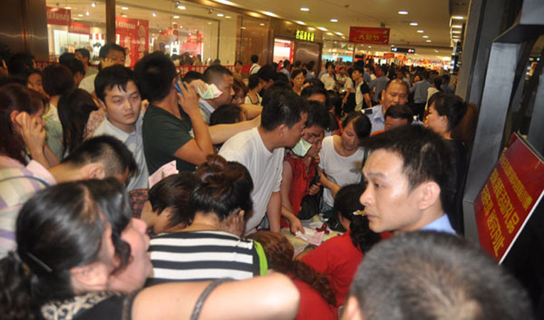 夜幕降臨,購物的熱情依然火爆不減