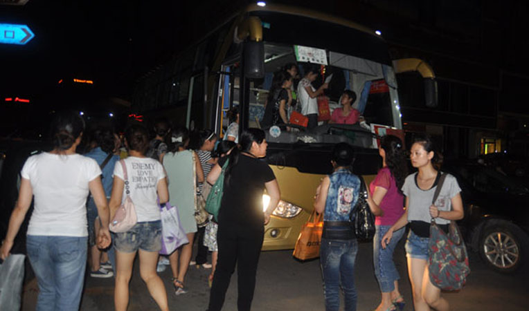 活動結束,華億國際組織班車接送辛勞的員工回家