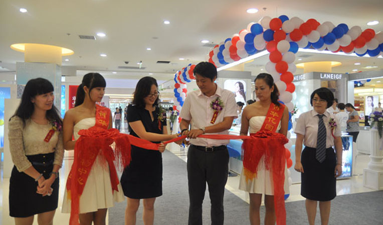 華億集團總裁兼華億國際總經理項領(中右)、“蘭芝”華東大區總經理周丹娜(中左)進行剪彩