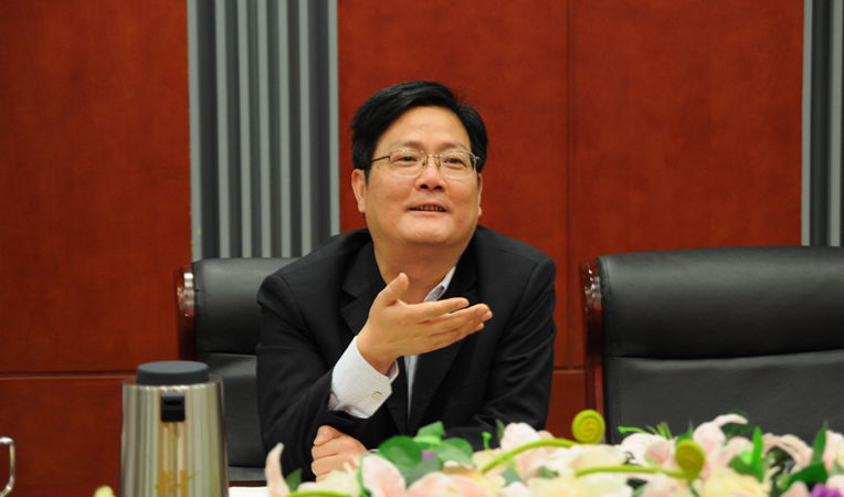 安徽華億集團黨委書記、副總裁陳愛國作專題匯報。