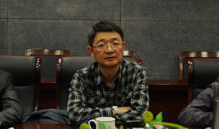 蕪湖市工商局副局長丁濤認真聽取匯報