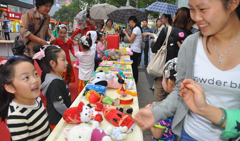 六一大型愛心義賣活動小朋友捐獻愛心玩具