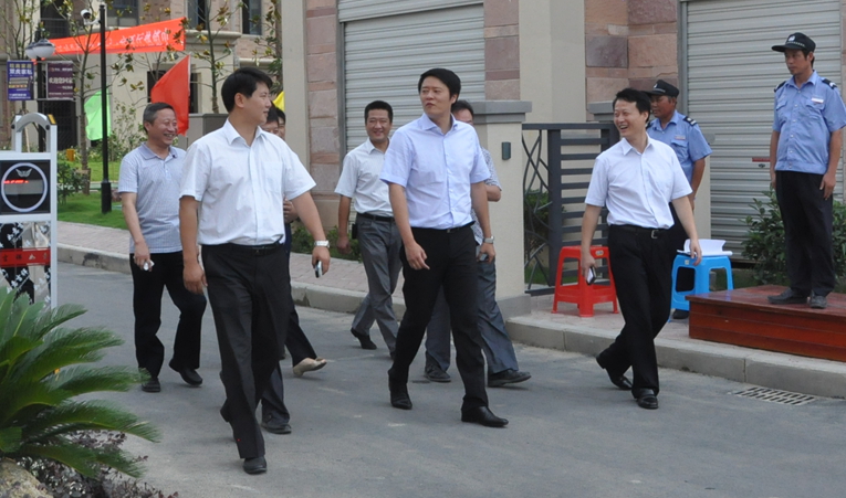 華億集團總裁項領一行視察南陵華億廣場