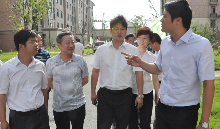 項領總裁一行來到華億廣場項目實地視察