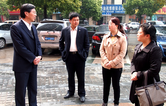 華億城市生活廣場(chǎng)總經(jīng)理?xiàng)钇G菁介紹華億生活超市