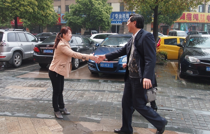 蕪湖市商務(wù)局局長(zhǎng)韓明新蒞臨華億生活超市視察