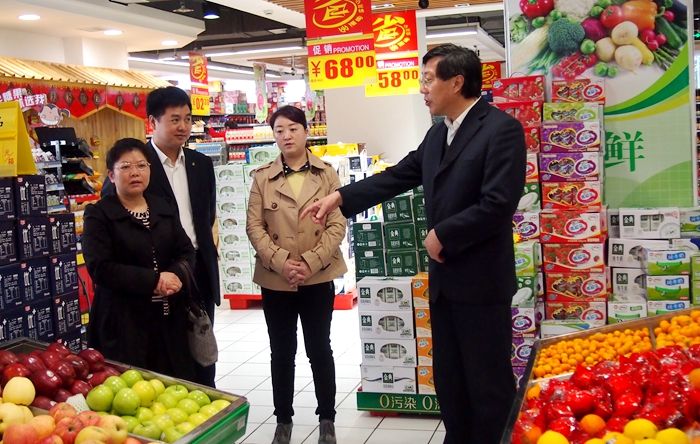 韓明新局長(zhǎng)詳細(xì)詢問商品價(jià)格等信息