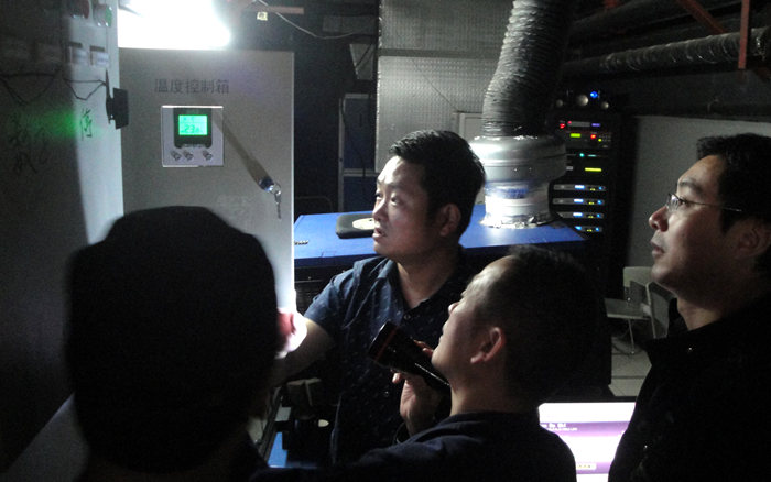 華億環(huán)球影城技術(shù)人員正在升級改造空調(diào)控制系統(tǒng)