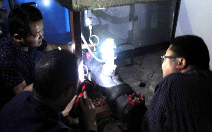 華億環(huán)球影城技術(shù)人員正在升級改造空調(diào)控制系統(tǒng)