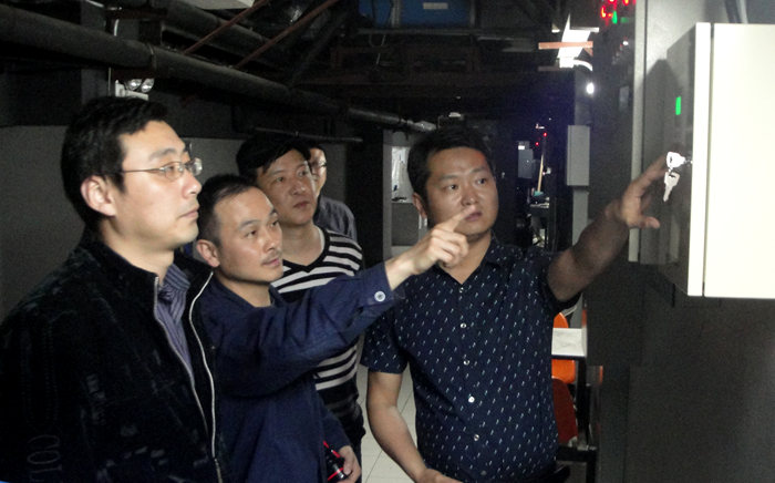 華億環(huán)球影城技術(shù)人員正在升級改造空調(diào)控制系統(tǒng)