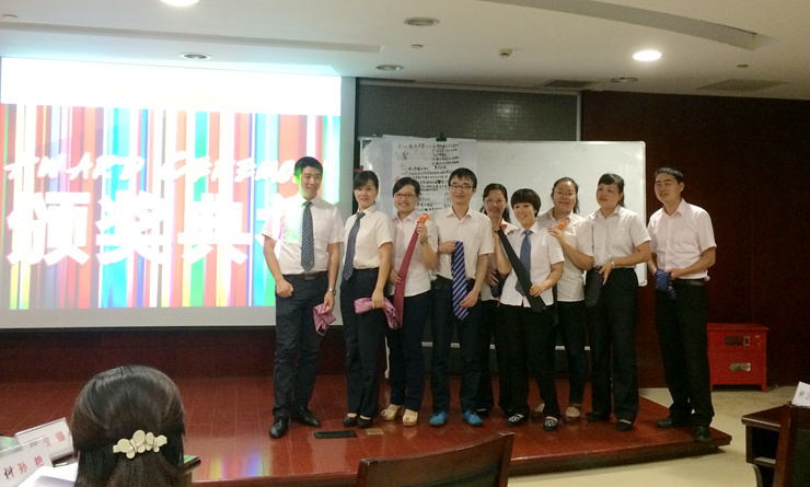 培訓(xùn)結(jié)束后給優(yōu)勝小組頒發(fā)紀(jì)念獎(jiǎng)品