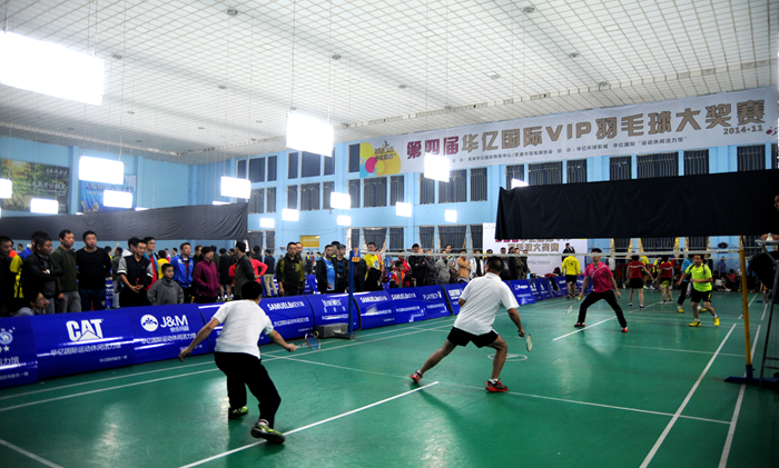 賽場上,選手奮力拼搏