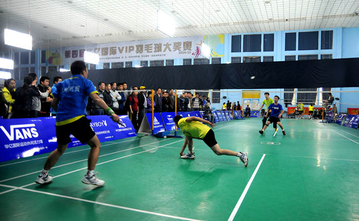 精彩的比賽吸引眾多羽毛球愛好者圍觀