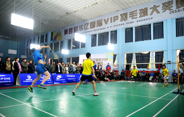 精彩的比賽吸引眾多羽毛球愛好者圍觀