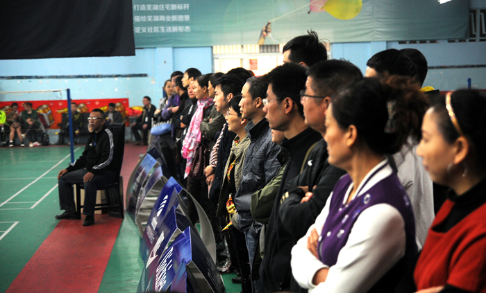 羽毛球愛好者聚精會神觀看比賽