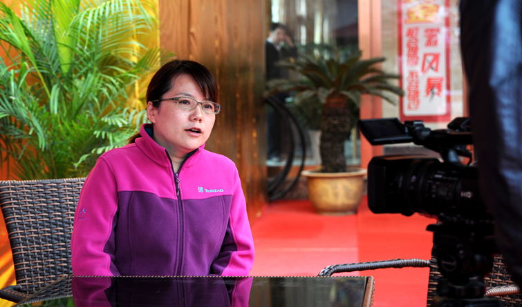 華億國際副總經理旗艦店店總王萍接受媒體采訪