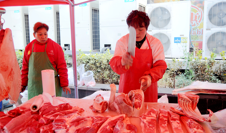 工作人員現(xiàn)場分解新鮮肉品