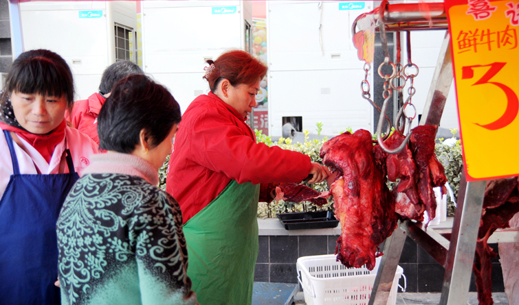 工作人員現(xiàn)場為顧客分割牛肉