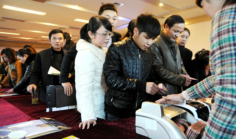 開盤選房開始,客戶排隊預付定金