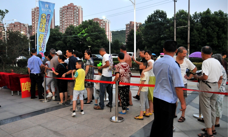 市民排隊領免費啤酒