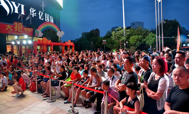 華億國際星隆店大搶節期間外場活動人氣火爆