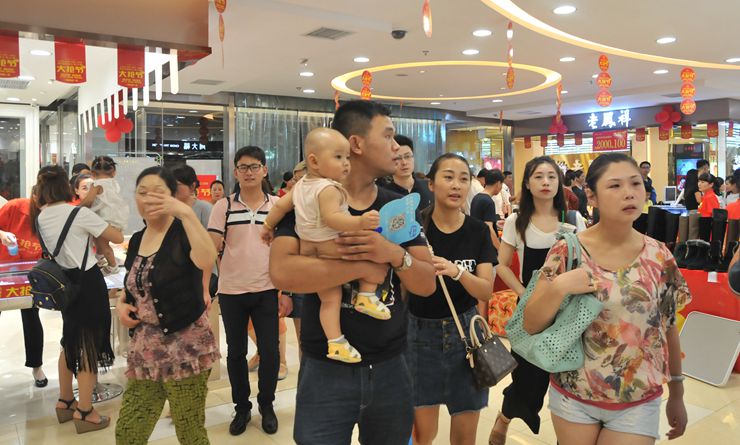 華億國際購物中心人潮涌動