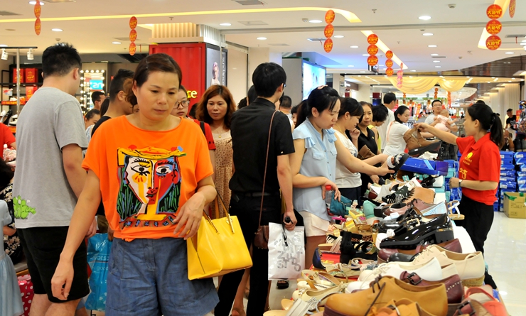 消費者選購商品