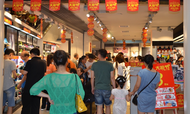 運動專柜人氣火爆