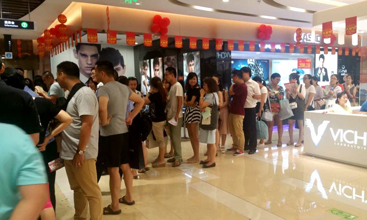 消費者排隊領取獎品