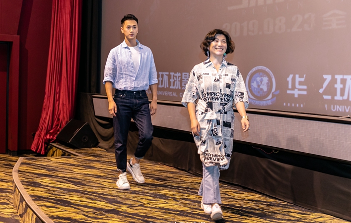 導(dǎo)演周可和演員孫睿來到華億環(huán)球影城