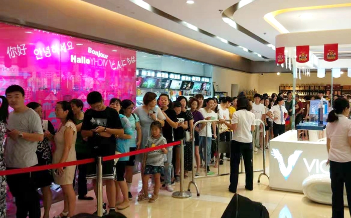 華億國際消費(fèi)者排隊(duì)充值購物卡